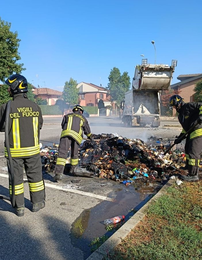 Pavia: rifiuti in fiamme, intervengono i Vigili del fuoco