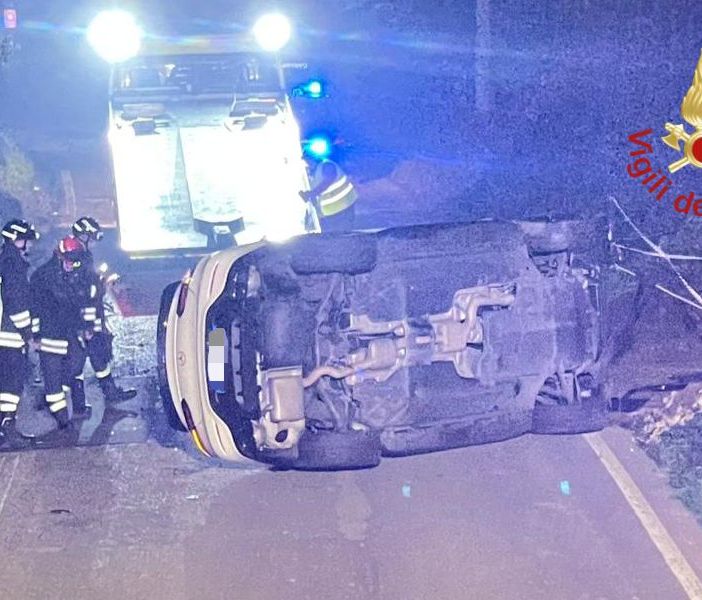 FOTO. Auto si ribalta nel Comasco, ma all'arrivo i soccorsi non trovano nessuno
