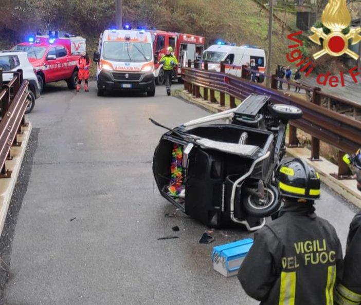 FOTO. Si ribaltano con l'Apecar e restano incastrati all'interno: paura per due sedicenni nel Comasco