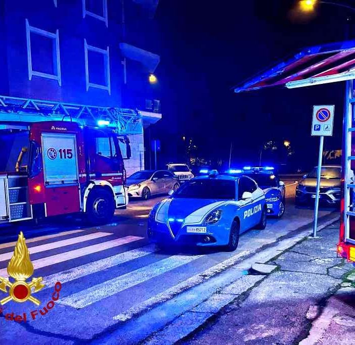 Incendio a Vercelli, un uomo in codice rosso