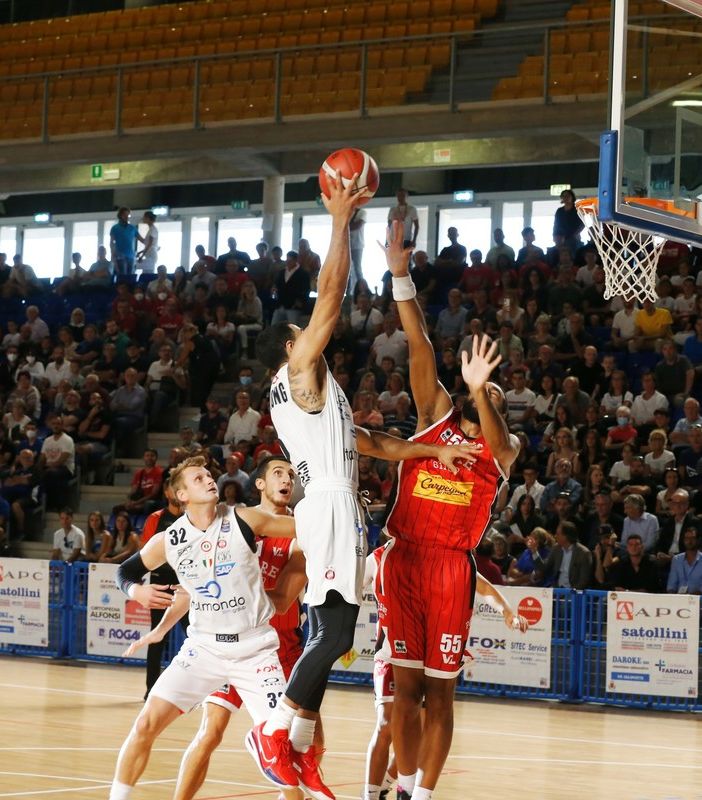 Vigevano: le immagini del Memorial Bottacin, vince Milano in rimonta su Pesaro (72-70)