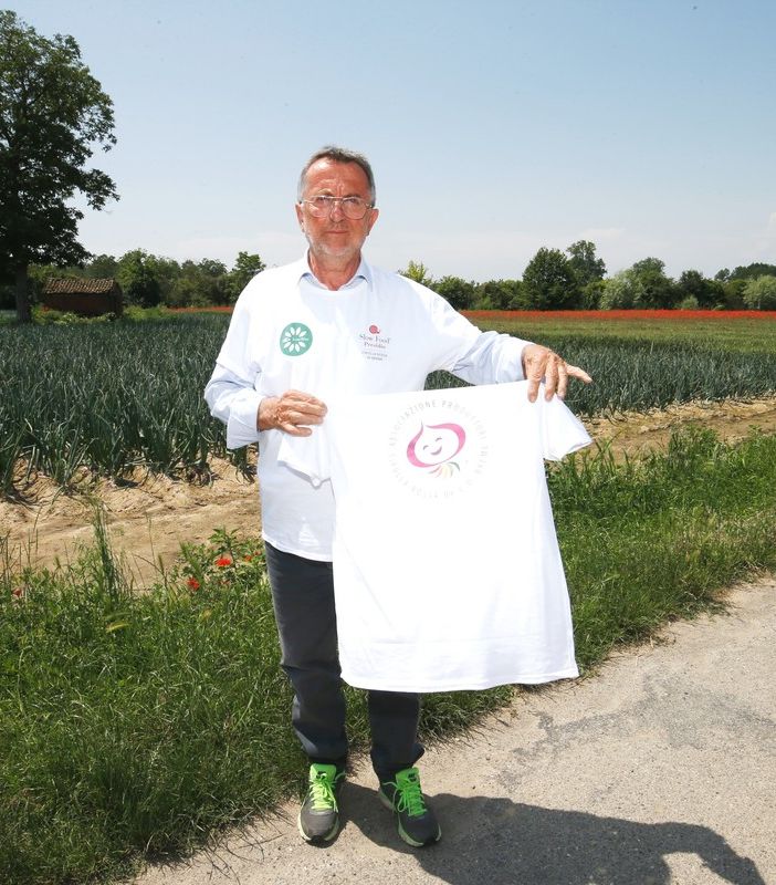 Il presidente dell'associazione Cipolla Rossa di Breme Francesco Berzero mostra la nuova maglietta
