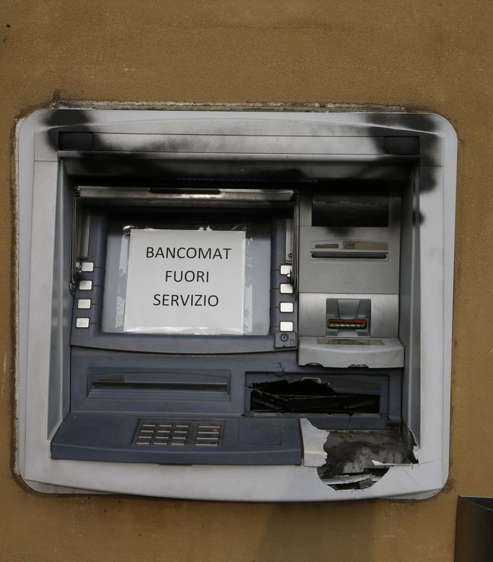 Lomello: tentano di far esplodere il bancomat in piazza della Repubblica, ma il colpo fallisce