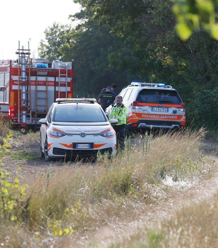Sannazzaro: lo trovano sul fondo di un canale mentre era a pesca, muore 63enne