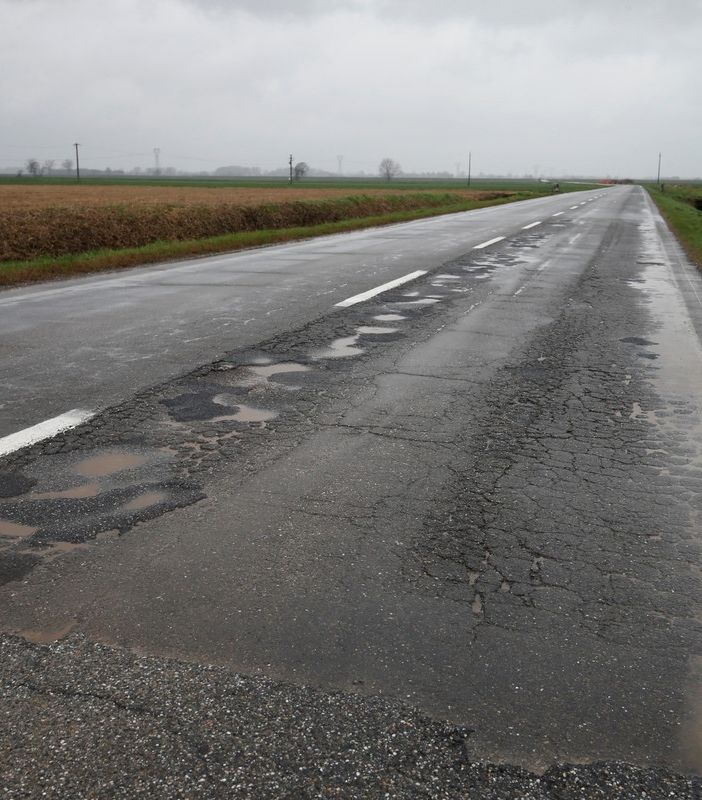 Maltempo, tra Mede e Pieve del Cairo dopo due giorni di pioggia compaiono buche profonde sulla provinciale (FOTO)