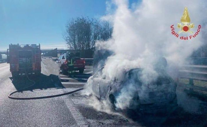 Auto in fiamme sull'autostrada A7 tra Gropello Cairoli e Casei Gerola
