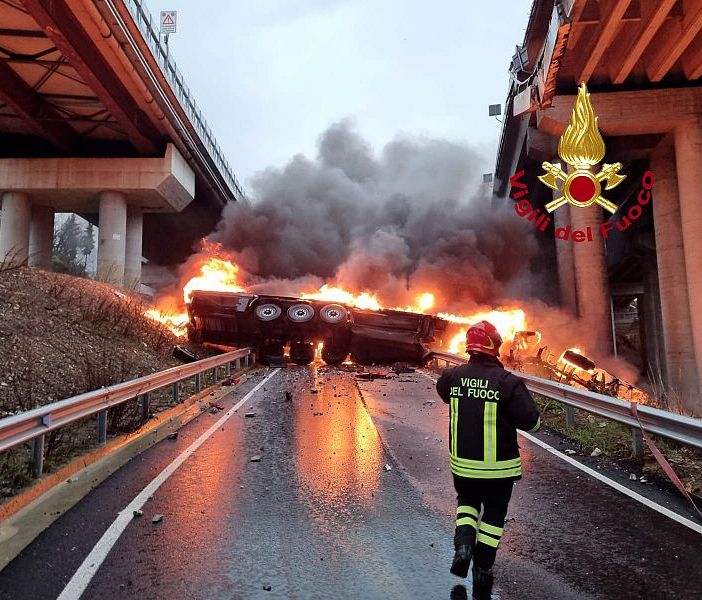 Tragico incidente sull'Autostrada del Sole, camion precipita dal viadotto e si incendia: morto l'autista