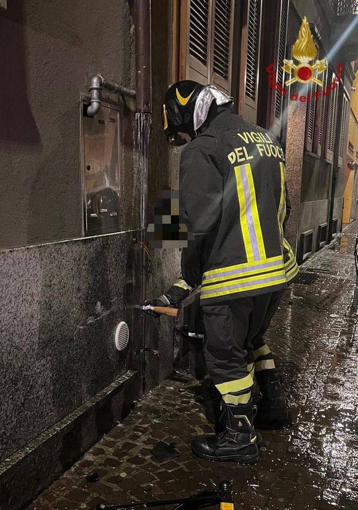 Voghera: auto danneggia tubatura del gas, intervengono i Vigili del fuoco