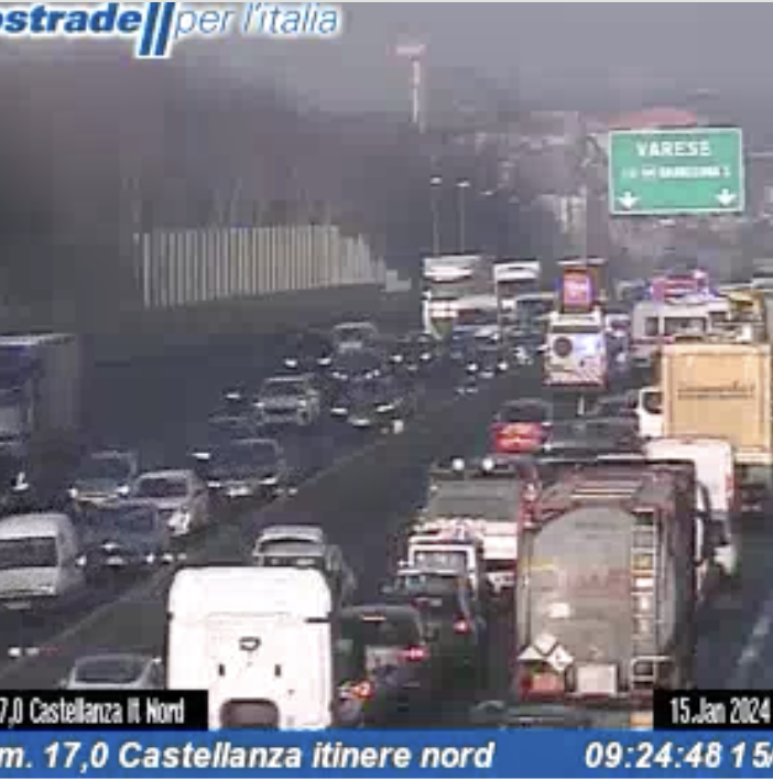 Le code in Autolaghi a causa dell'incidente di questo pomeriggio (foto dalla webcam di Autostrade per l'Italia)