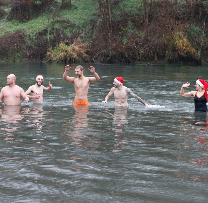 Nella foto il bagno gelido nelle acque del torrente Agogna per il Capodanno 2023