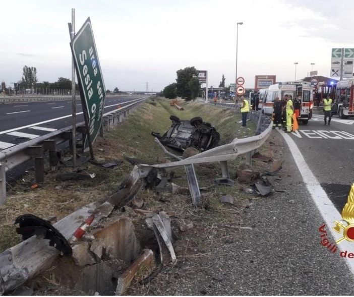 Urta il guard rail e si ribalta: due ferite