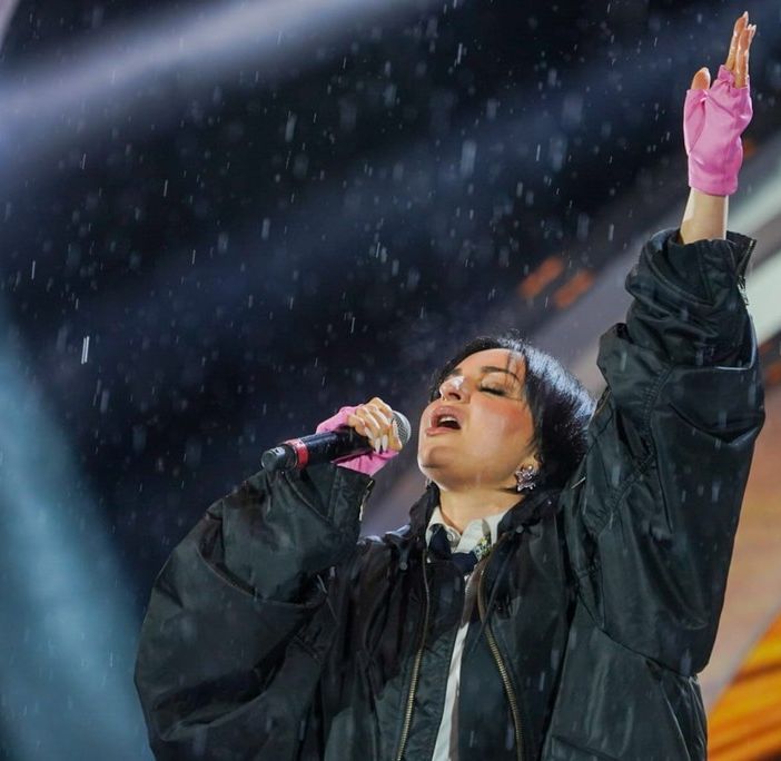 Arisa sfida la pioggia e va &quot;Controvento&quot;: in centinaia a sentire il concerto in piazza Colombo