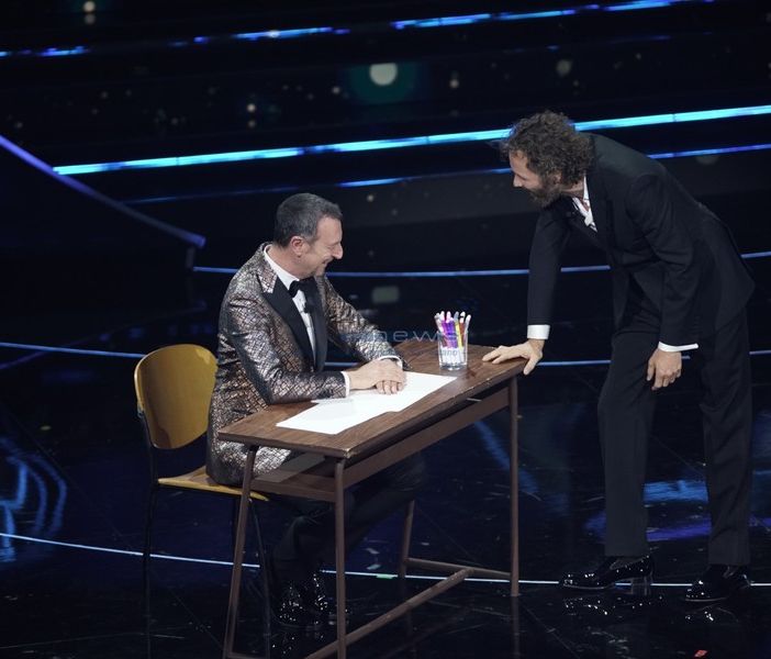 Jovanotti regala al pubblico del Festival uno straordinario inno alla vita con la poesia &quot;Bello mondo&quot; di Mariangela Gualtieri