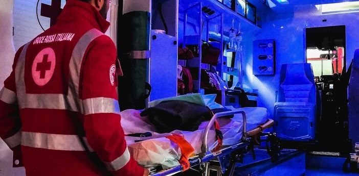 Tragedia prima dell'alba sull'A4: incidente tra mezzi pesanti, morto un 49enne