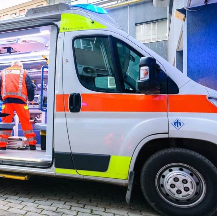 Cade da un lucernario da un'altezza di sei metri: in gravi condizioni a Origgio un operaio di 56 anni
