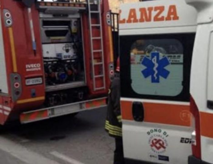 Si schianta con l'auto contro un mezzo pesante: gravissimo 19enne a Solaro