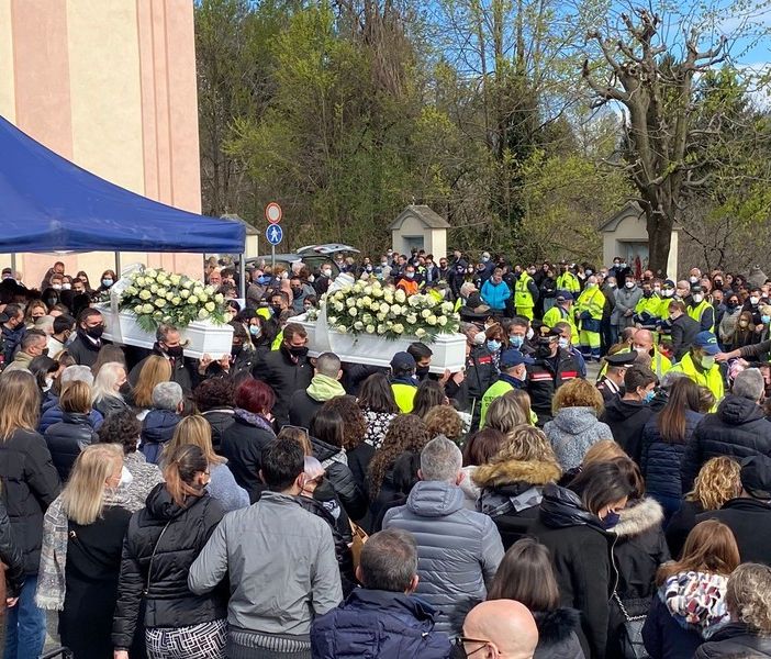 VIDEO. &quot;Alessio se ne va sulla sua biciclettina, lei vola via mentre era già una donna&quot;: l'addio straziante di Mesenzana ad Alessio e Giada