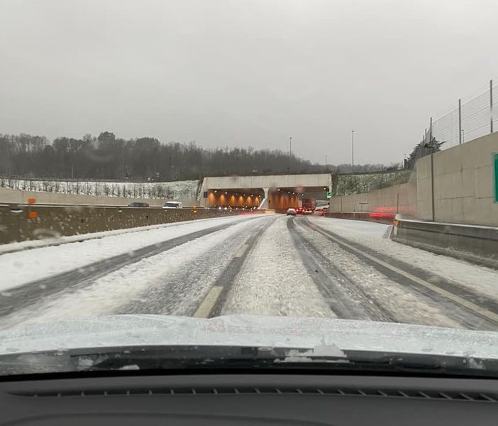 La foto postata sulla pagina Facebook di Gianluca Bertoni: l'effetto di una nevicata sulle strade dopo i temporali con grandine della serata è visibile anche sulla Pedemontana