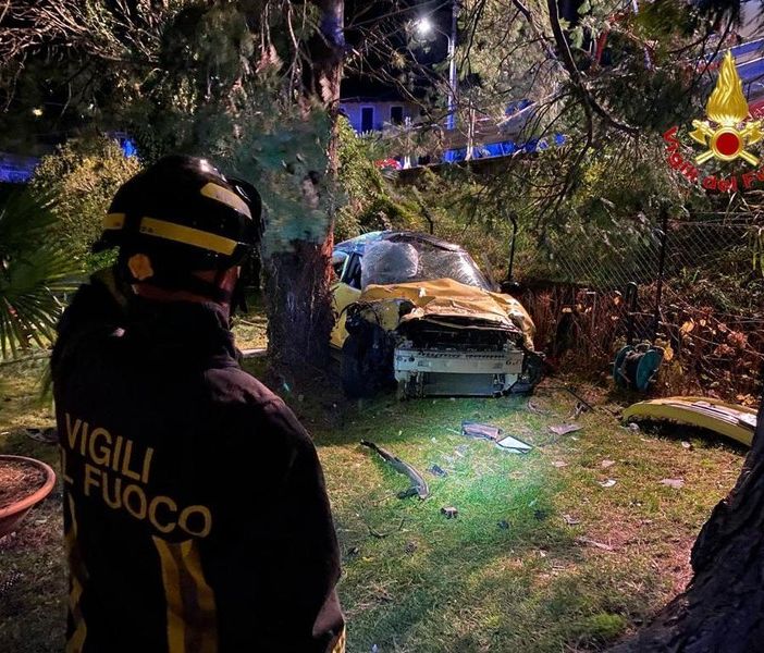 FOTO. Paura nella notte a Luino: un'auto sfonda il guard rail, colpisce una pianta e finisce nel giardino di una villa