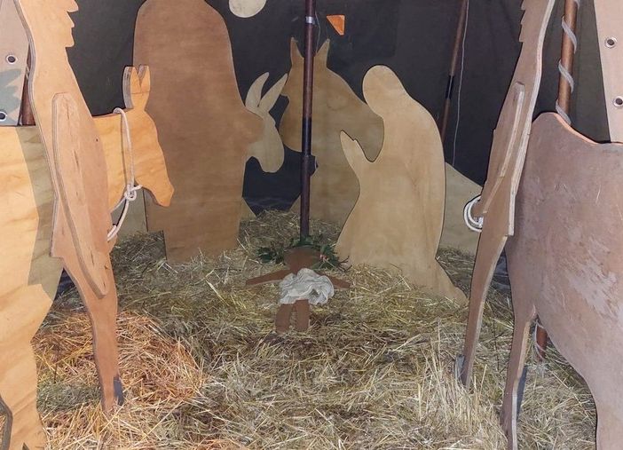 Il presepe in piazza San Giovanni con il Bambino e gli alpini