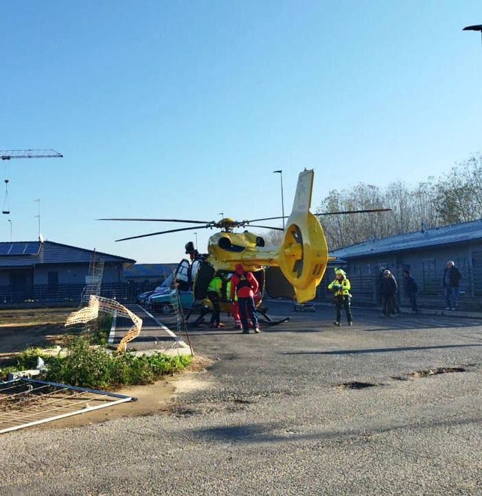 Casorate Primo: cade da un'impalcatura in un cantiere, ferito operaio 57enne