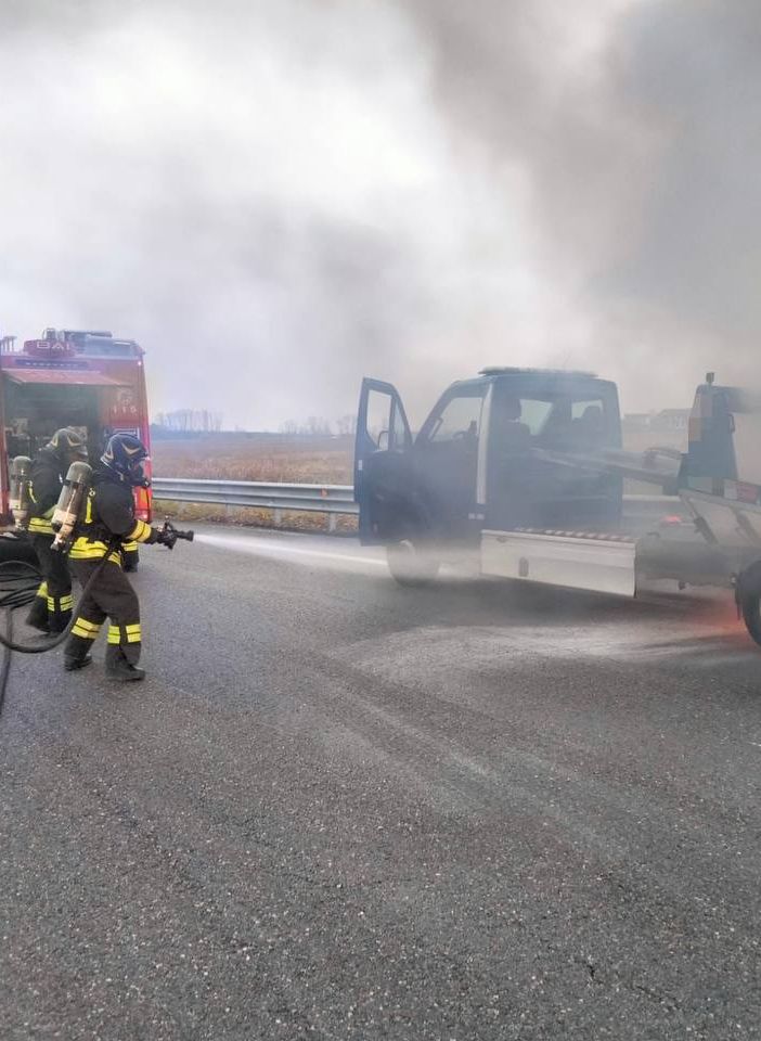 Pavia: carro attrezzi in fiamme sul raccordo dell'autostrada Milano-Genova, danni ingenti