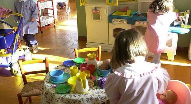 Milano, abusi su quattro bambini: arrestato maestro d’asilo 35enne