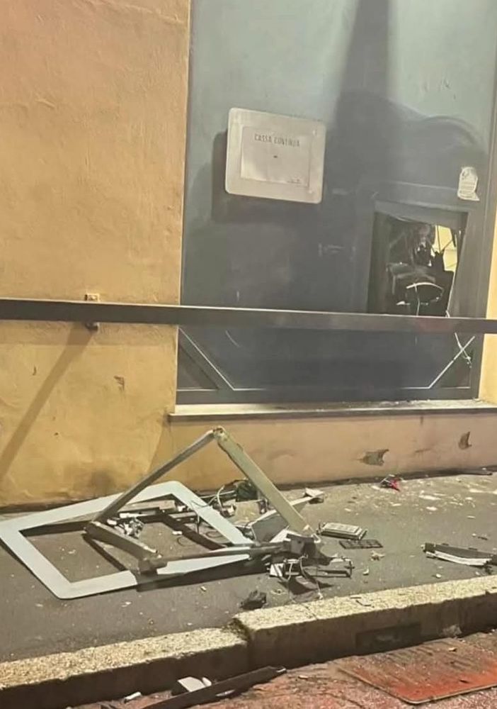 Vigevano: fanno esplodere lo sportello del Bancomat in corso Milano, bottino da quantificare