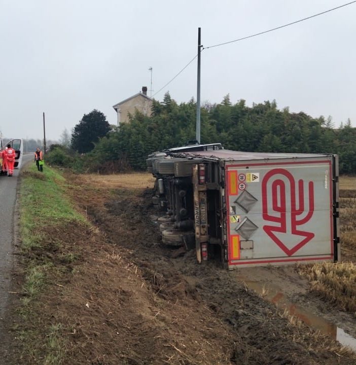 Gravellona: autoarticolato esce di strada sulla provinciale 192 e si schianta contro un palo della luce