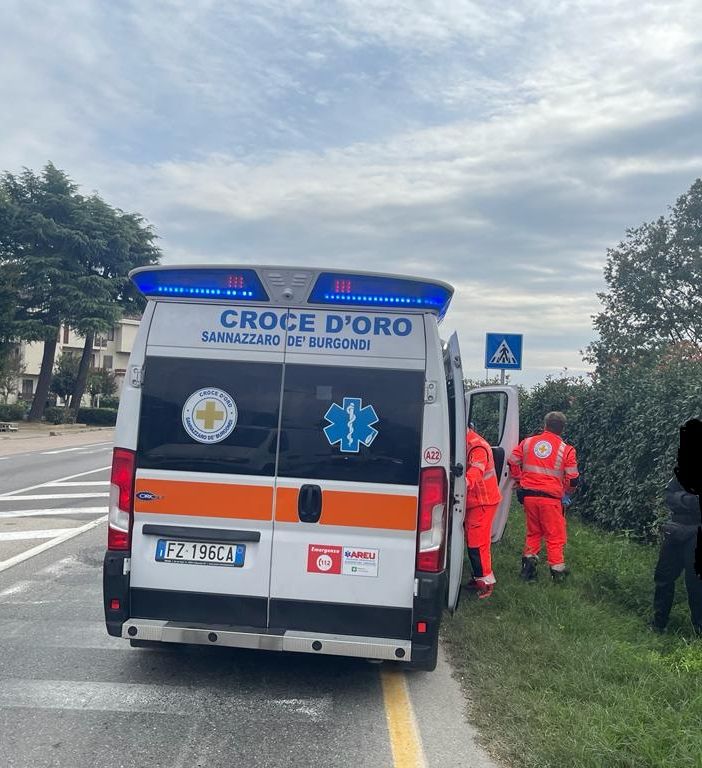 Garlasco: tamponamento tra auto in via Da Vinci, soccorse 5 persone