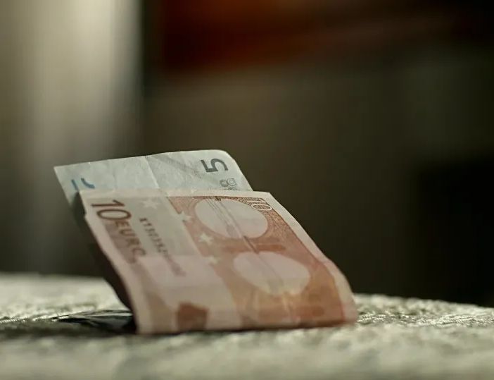 Dato allarmante: il 50% degli italiani risparmia 100 euro al mese