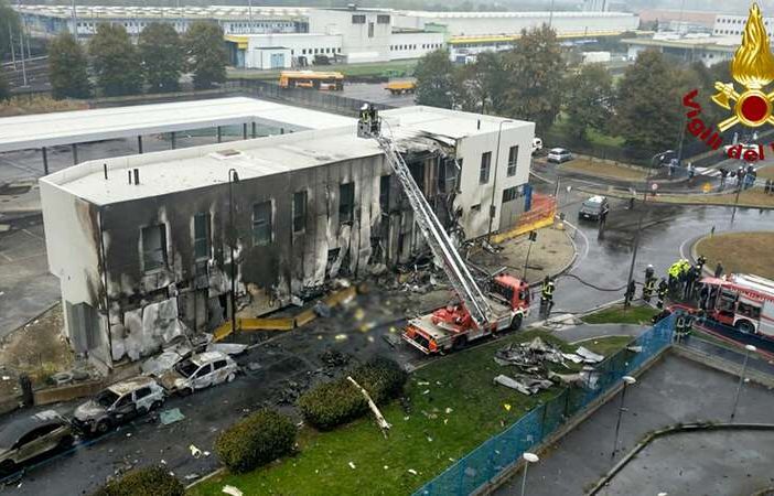 Aereo caduto a Milano: la Procura ipotizza errore umano