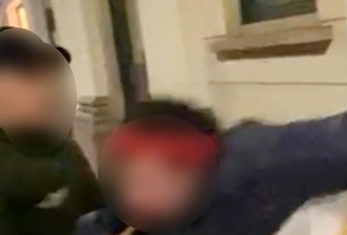 un momento dell'aggressione al giovane