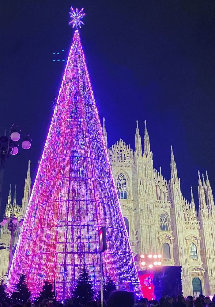Milano, da ieri sera l’albero in Duomo: fatto con 80mila luci a Led