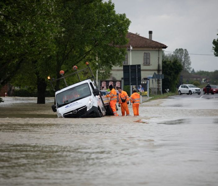 FOTO. Emilia Romagna piegata da piene e frane: due morti, un disperso, centinaia di evacuati. Aiuti dalla Lombardia