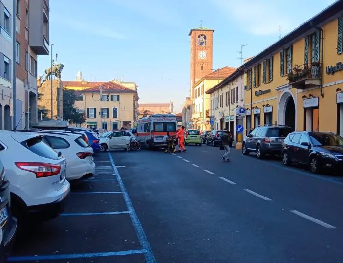 Magenta: auto che esce dal parcheggio urta donna in bicicletta che finisce al pronto soccorso