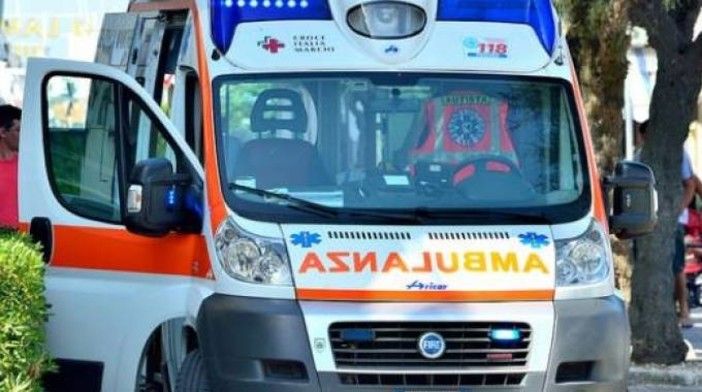 Gambolò: tamponamento tra auto in via XXV Aprile, soccorse due donne