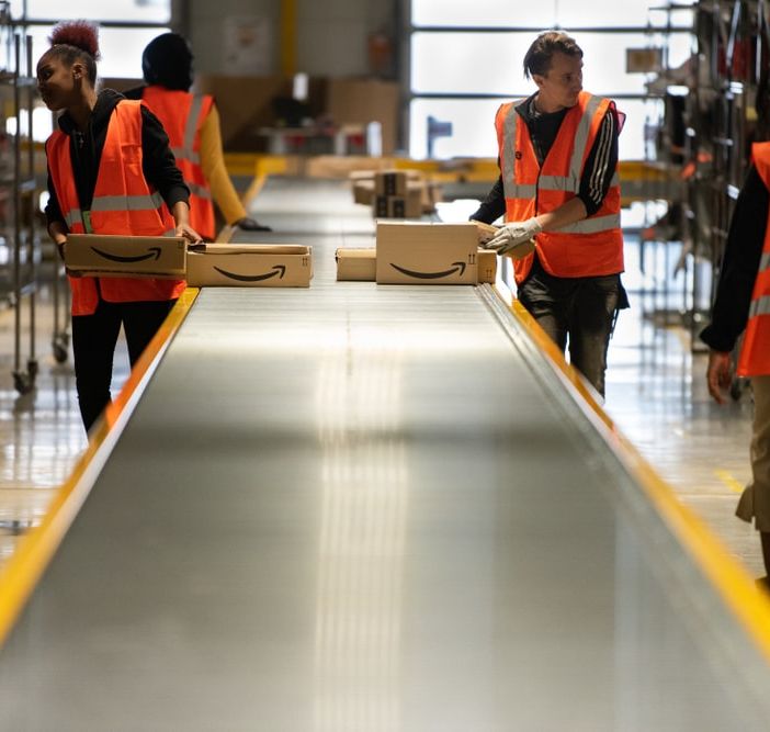 Amazon aumenta dell’8% lo stipendio dei dipendenti logistica: ora 1.680 euro lordi