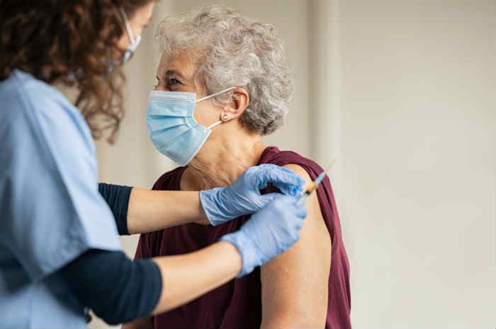 Vaccini agli over 80, la Lombardia: possono prenotarlo anche i familiari