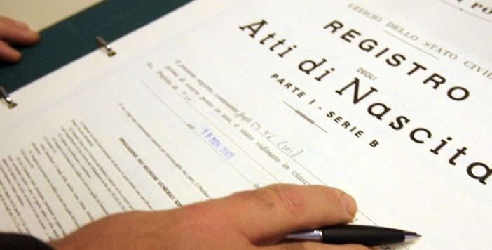 Scopre chi era il vero padre: imprenditore pavese 59enne cambia nome