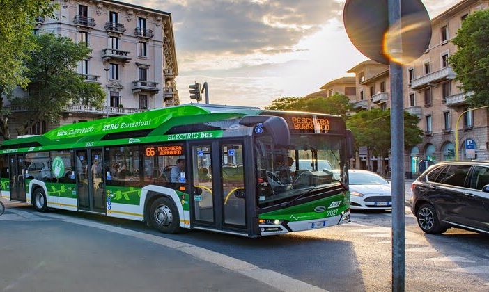 Milano, 48enne ucciso da bus: auto ferma ostruiva la visuale