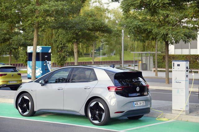 In Italia si vendono meno macchine (-20%) ma le elettriche volano: +500%