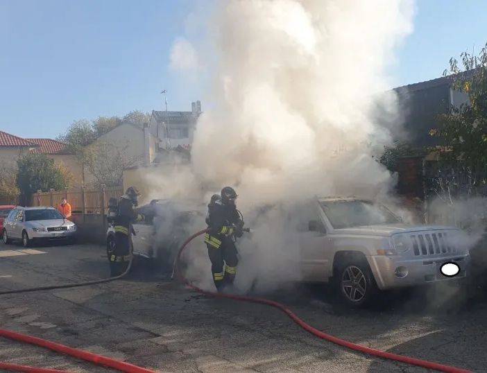 Lunga colonna di fumo nel cielo di Magenta: due auto in fiamme in via Gramsci