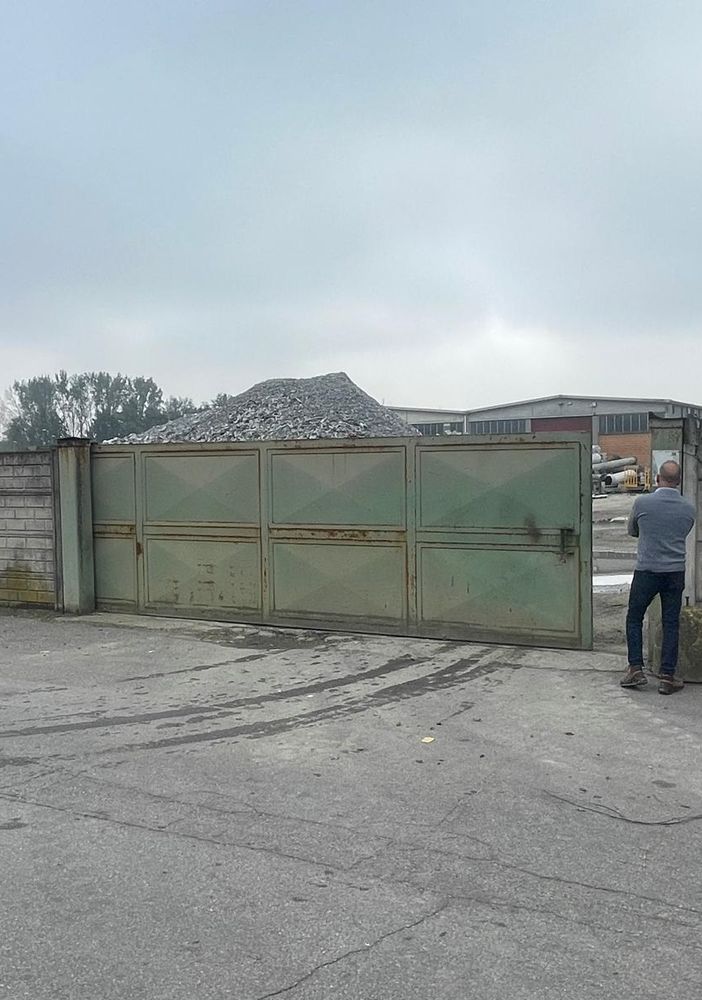 Parona, tragico incidente sul lavoro: precipita da un tetto, muore operaio 50enne