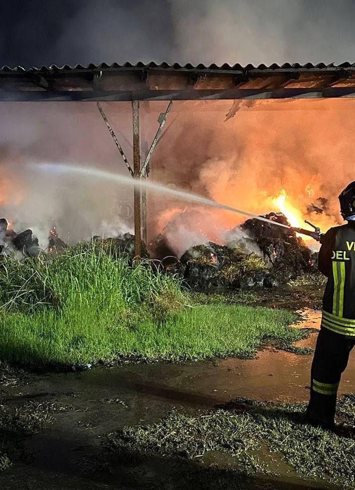Corteolona: incendio in cascina divora rotoballe e un mezzo agricolo
