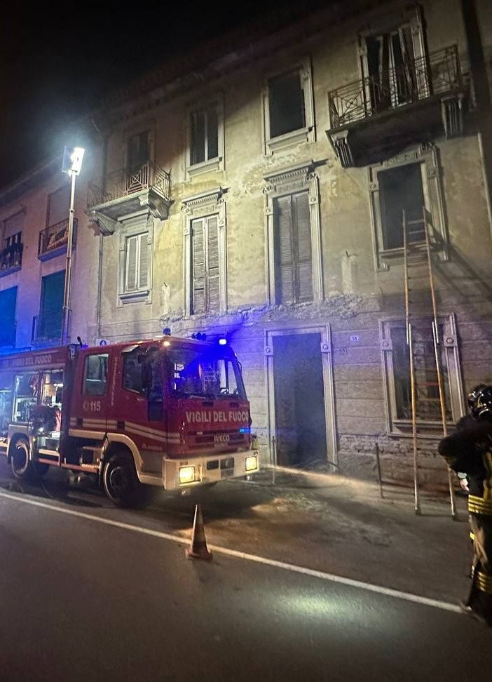 Pavese: incendio in un appartamento, i Vigili del fuoco impegnati 4 ore per spegnere le fiamme