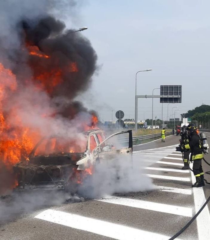 Pavia: auto divorata dalle fiamme sulla tangenziale, intervengono i Vigili del fuoco