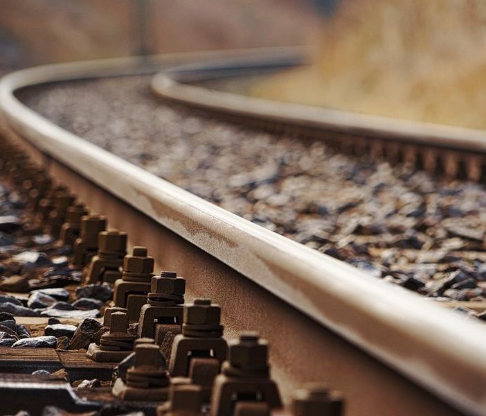 Varese: 14enne tenta di togliersi la vita dal ponte sulla ferrovia: salvata dai carabinieri e da due passanti