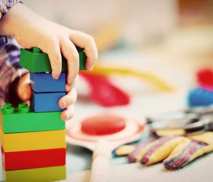 Bimba di 11 mesi uccisa con l'acido dall'educatrice in Francia. Il papà è italiano