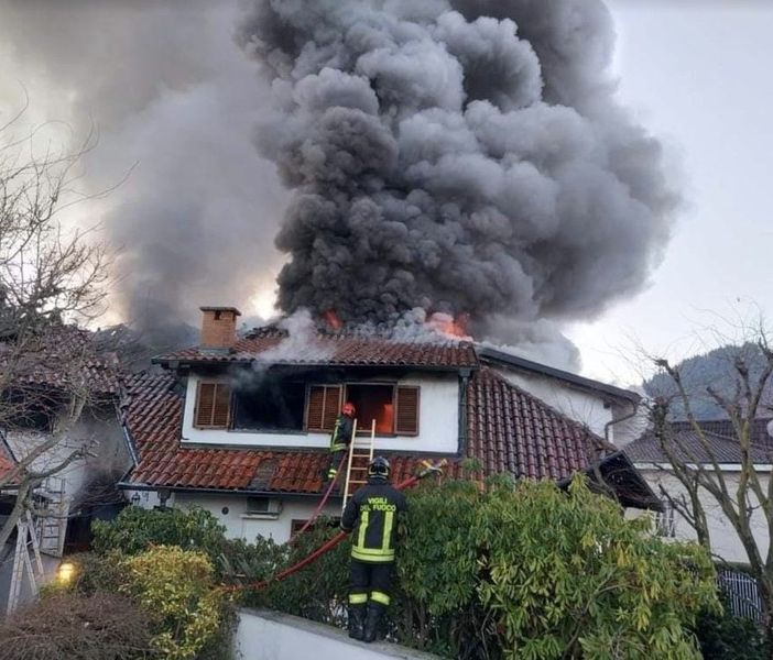 «Svegliati dalle urla e dalle fiamme»: Borgosesia sotto shock per il tragico rogo